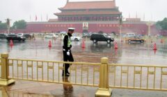 tiananmen cop mao