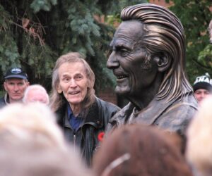 fred statue